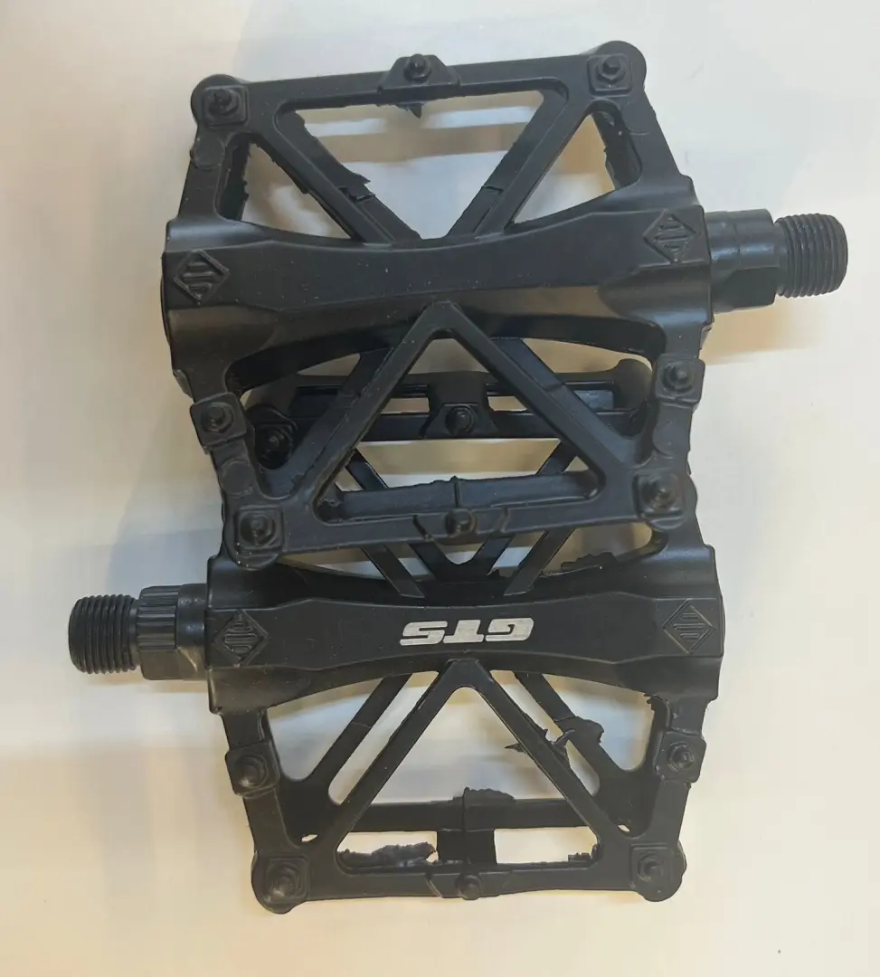 PEDAL PLATAFORMA ALUM (R/G - 9/16) ROLETADO PRETO GTS